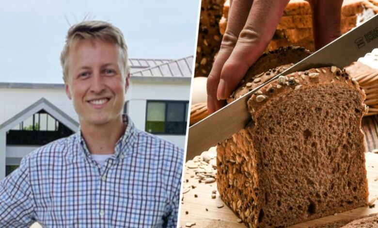 Una mesa llena de alimentos saludables y ultraprocesados