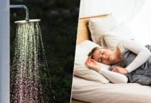 Persona duchándose con agua tibia antes de acostarse