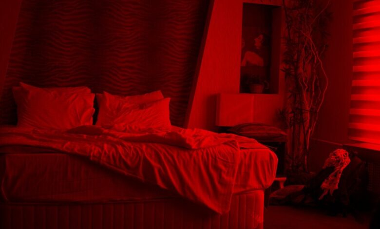 Persona durmiendo tranquila en un ambiente oscuro y fresco