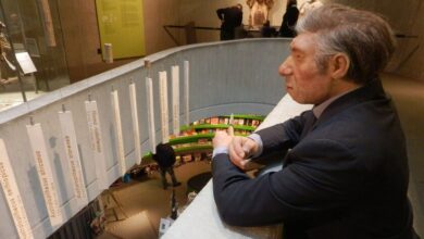Ilustración de un Neandertal y un Homo Sapiens interactuando en un entorno prehistórico