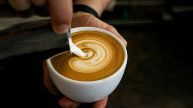 Persona disfrutando de un café en un ambiente relajante