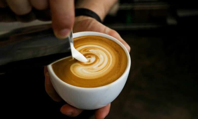 Persona disfrutando de un café en un ambiente relajante