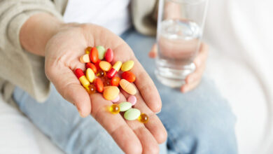 Persona tomando medicamentos y sintiendo efectos adversos del calor