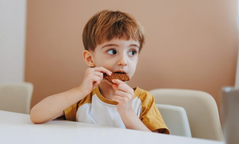Niños comiendo frutas y verduras