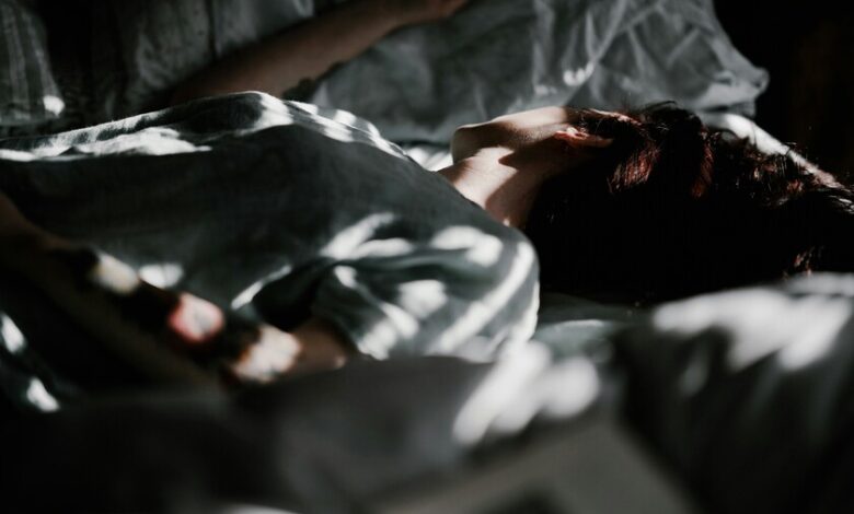 Persona durmiendo en una cama cómoda