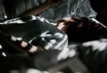 Persona durmiendo tranquilamente en una cama oscura