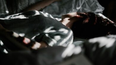 Persona durmiendo tranquilamente en una cama oscura