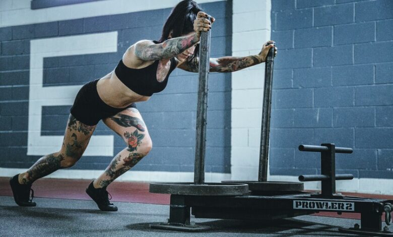 Persona realizando entrenamiento híbrido con pesas y carrera