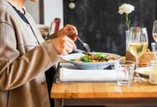 Imagen de una fábrica industrial y una mesa con comida saludable