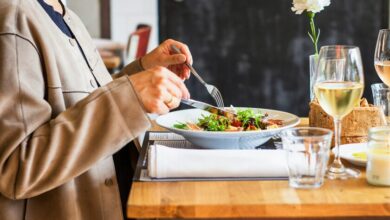 Imagen de una fábrica industrial y una mesa con comida saludable