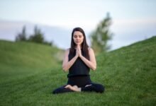Persona practicando respiración consciente en un entorno tranquilo