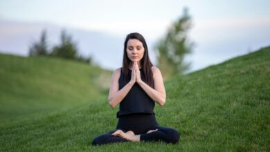 Persona practicando respiración consciente en un entorno tranquilo