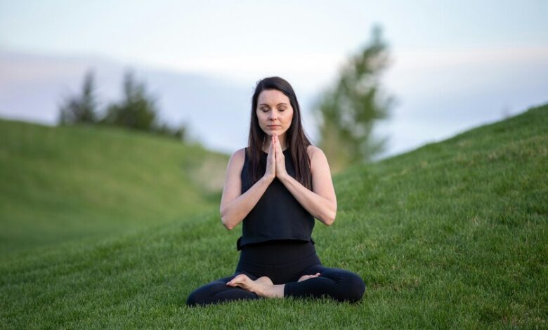 Persona practicando respiración consciente en un entorno tranquilo