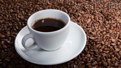 Taza de café sobre una mesa de madera