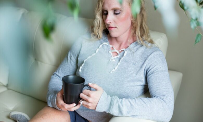 Mujer madura con un médico, discutiendo sobre la menopausia temprana y la salud cardiovascular