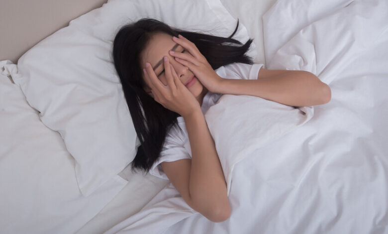 Persona relajada en la cama, con una luz suave y un ambiente tranquilo