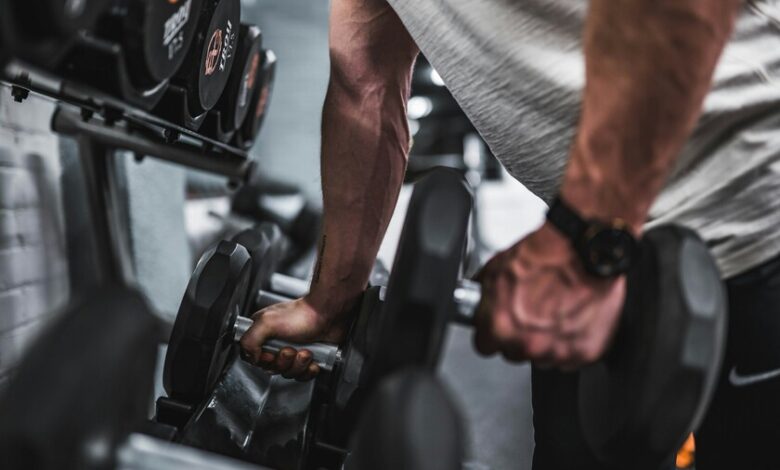 Persona realizando entrenamiento de fuerza en un gimnasio