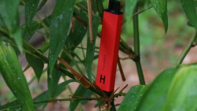 Imagen de un cigarrillo electrónico con un círculo rojo de prohibición sobre él, simbolizando el peligro del vapeo para la salud.