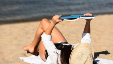 Imágenes de personas relajándose en la playa durante las vacaciones