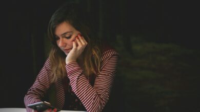 Mujer mirándose al espejo con una expresión de insatisfacción