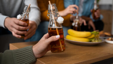 Una persona relajada bebiendo kombucha en un entorno natural