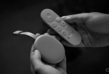 Imagen de un mando a distancia de Chromecast con una cruz roja sobre él, simbolizando el problema