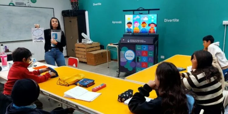 Persona estudiando inglés en un parque educativo de Córdoba