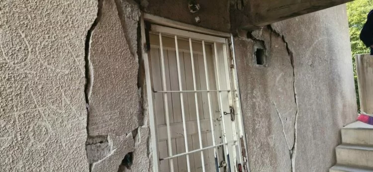 Imagen de una vivienda en el barrio SEP con problemas de mantenimiento