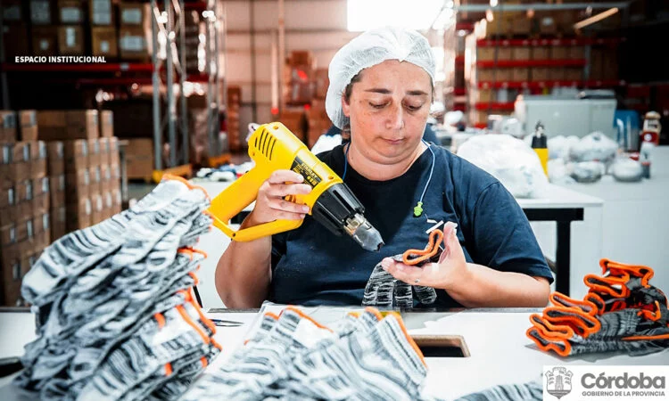 Imagen de personas trabajando en diferentes sectores, con el logo del programa Empleo +26