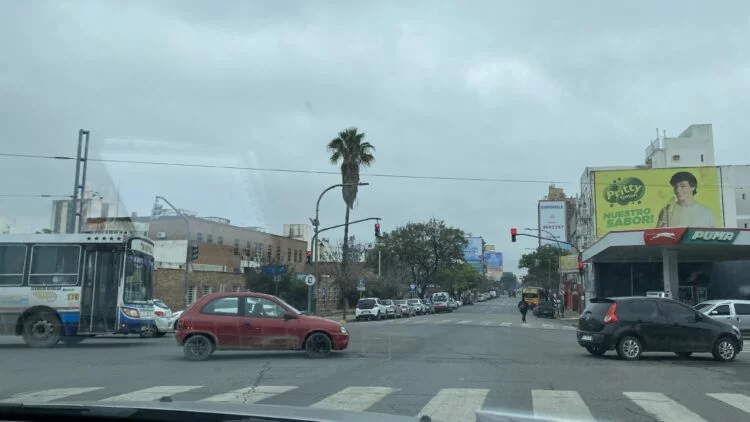 Persona abrigada frente a un termómetro que muestra bajas temperaturas