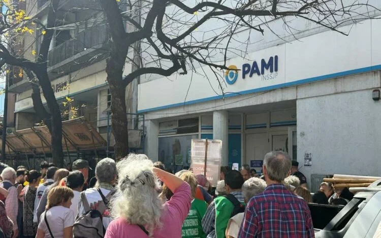 Profesionales de la salud del PAMI protestan en las calles