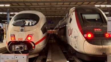 Pasajeros esperando en una estación de tren en Alemania