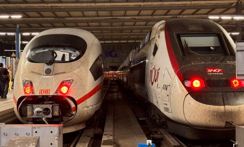 Pasajeros esperando en una estación de tren en Alemania