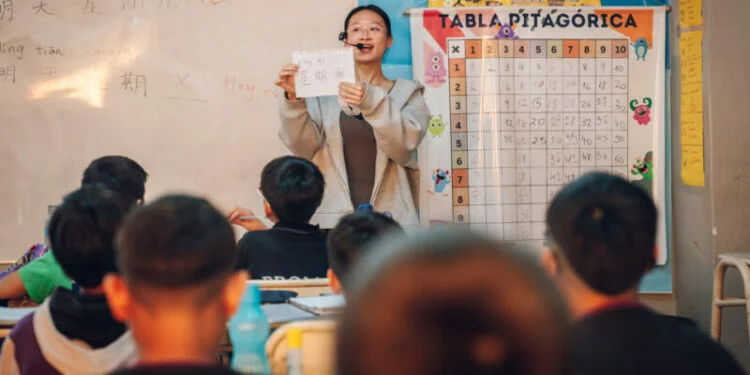 Estudiantes cordobeses aprenden chino mandarín en el aula
