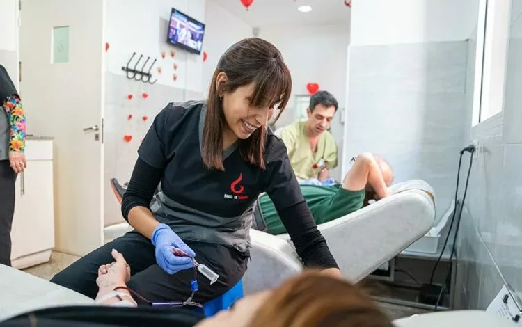 Voluntarios donando sangre en una colecta externa en Córdoba