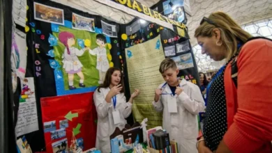 Estudiantes presentando proyectos en la Feria de Ciencias de Córdoba
