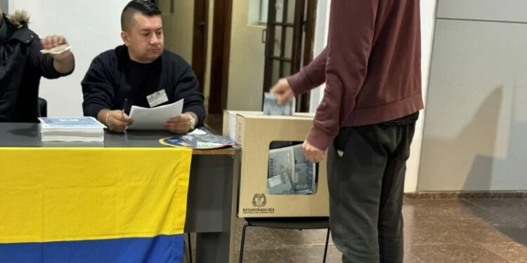 Comunidad colombiana en Córdoba votando en la segunda vuelta presidencial