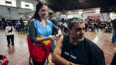 Personal de la Municipalidad de Córdoba atendiendo a vecinos en un barrio