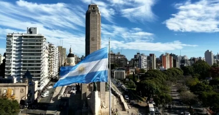 Imagen de la bandera argentina ondeando al viento
