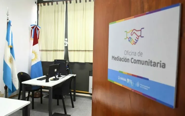 Imágenes de personas en un espacio de mediación comunitaria, con un mediador en el centro, promoviendo el diálogo y la resolución pacífica de conflictos.