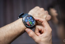 Imagen del Samsung Galaxy Watch Ultra 2 con su pantalla iluminada y detalles de su diseño