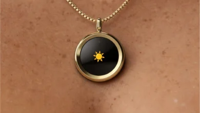 Imagen de The Gem, un dispositivo pequeño que se cuelga del cuello para monitorear la exposición al sol