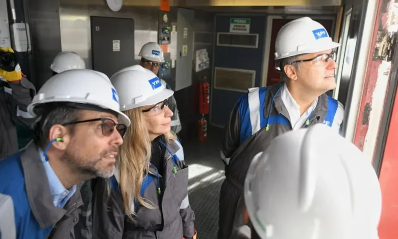 Manuel Adorni en una sesión del directorio de YPF