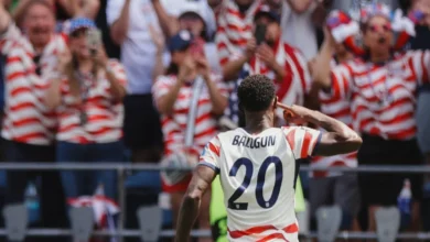 Imágenes de los jugadores de Estados Unidos y Australia en el campo de fútbol