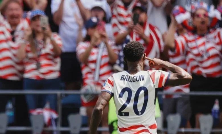 Imágenes de los jugadores de Estados Unidos y Australia en el campo de fútbol