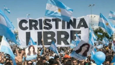 Manifestantes con banderas argentinas en apoyo a Cristina Kirchner