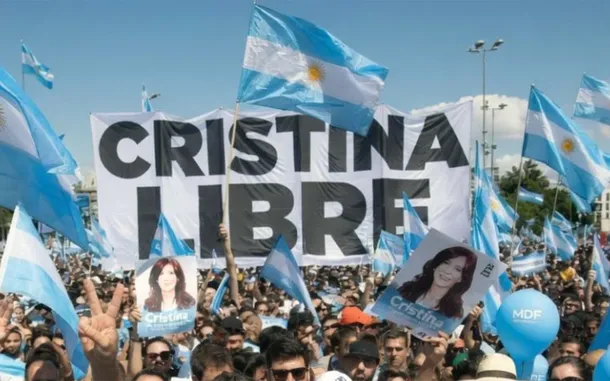 Manifestantes con banderas argentinas en apoyo a Cristina Kirchner