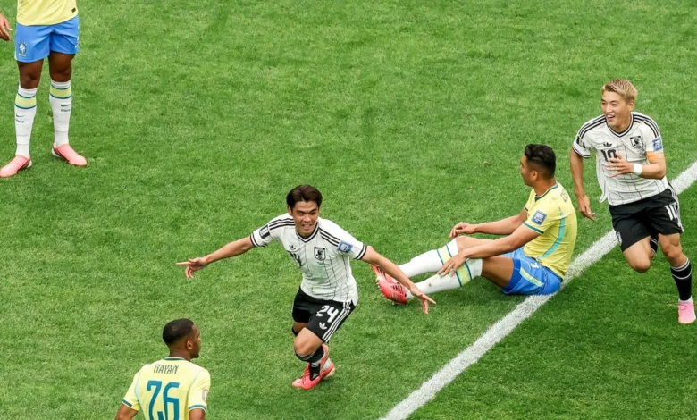 Diego Forlán en el campo de fútbol
