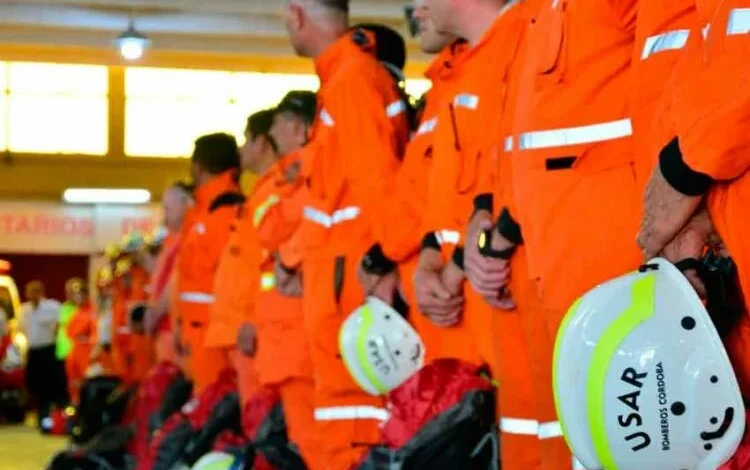 Miembros de la Brigada de Rescate de Córdoba preparándose para viajar a Venezuela