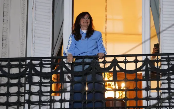 Cristina Kirchner saludando a la militancia desde su balcón